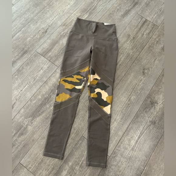 AERIE the hugger camo leggings 🤍 - Picture 5 of 10